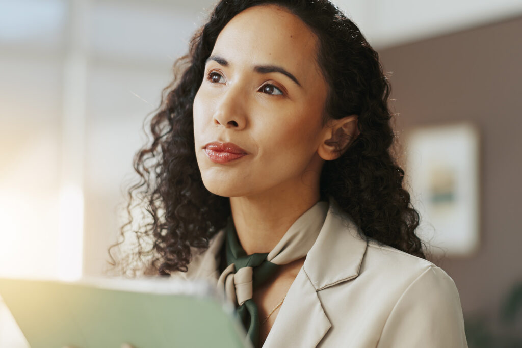 Clara Rebechi analisa a vigilância das empresas no monitoramento digital de funcionários. Conheça os limites impostos pela CLT e pela LGPD.